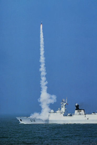 Trung Quốc đang đẩy mạnh phát triển vũ khí chống can dự. Trong hình là tàu hộ tống tên lửa 054A Hoàng Sơn phòng tên lửa phòng không Hồng Kỳ